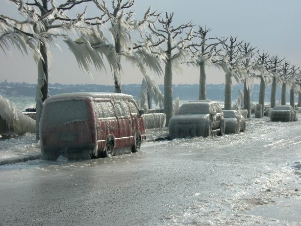 Фоторепортаж, сделанный после шторма на Женевском озере в городке Версуа 